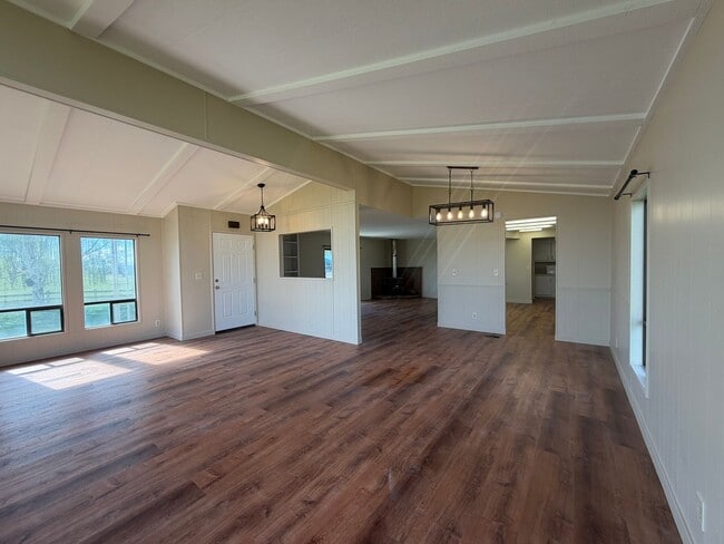 Building Photo - 3 Bedroom, 2.5 Bath - Three Bay garage