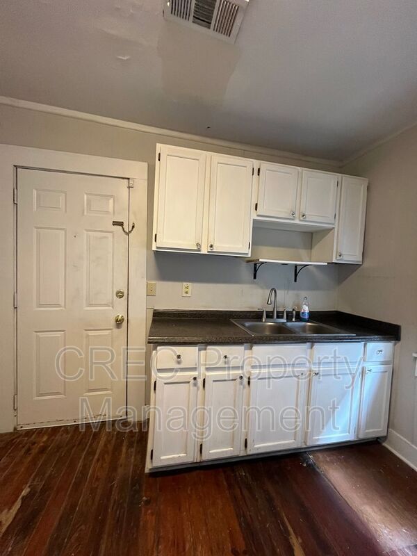 Building Photo - 160 Coming St