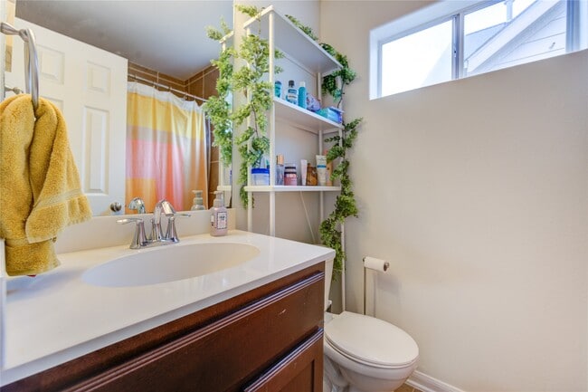 Building Photo - 2206 Naomi St