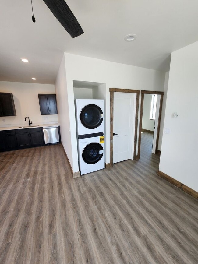 Building Photo - K215LI