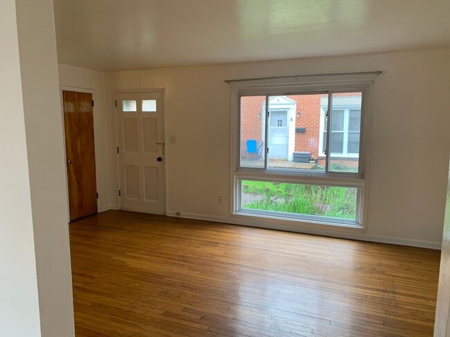 Building Photo - Two story townhouse