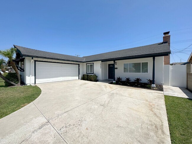 Building Photo - Experience the coastal breeze and the quiet charm of Hawaii Lane.