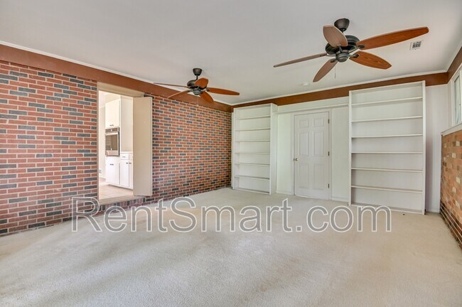 Building Photo - 202 Spring Dr
