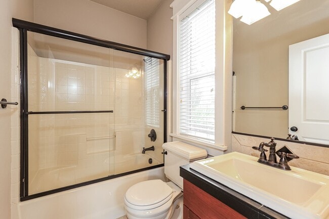 Building Photo - End unit 2BD 2.5BA + Office + Loft +  Tri Level Townhouse w/Garage + AC + Balcony + Washer/Dryer
