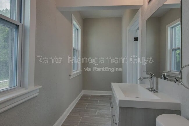 Building Photo - 1500 N Irving Ave