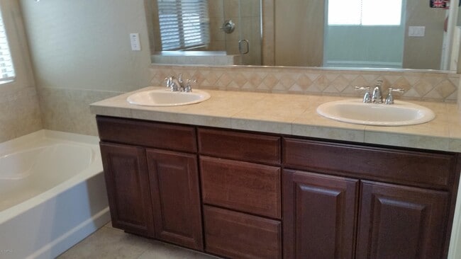 Building Photo - 5627 W Huntington Dr