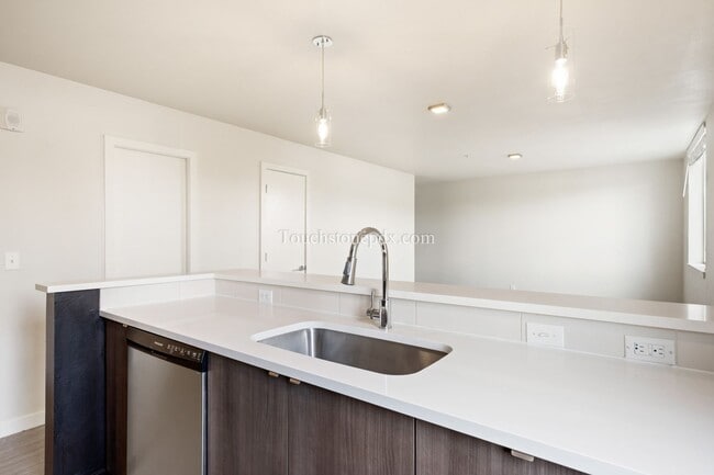 Building Photo - Contemporary 2 BD | 1.5 BA Apartment in The Heart of Northeast Portland