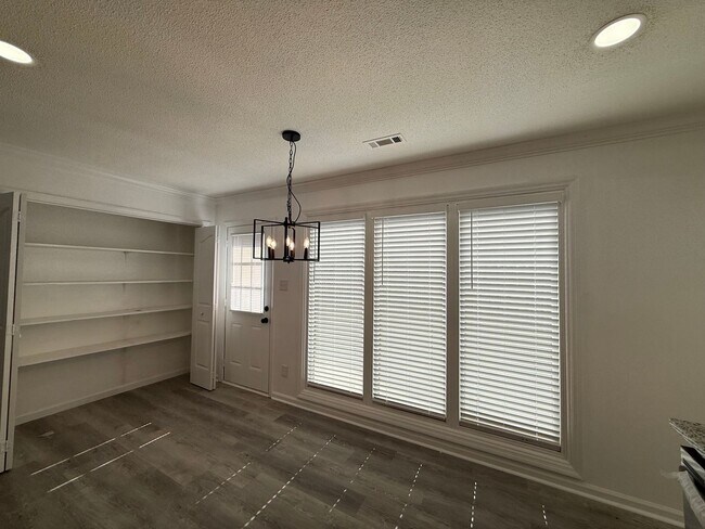 Building Photo - 425 Autumnwood Dr SW