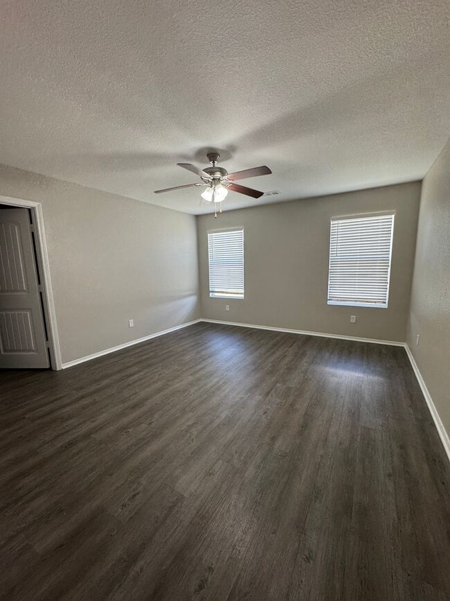 Building Photo - 4 bed / 2 bath Available Now!