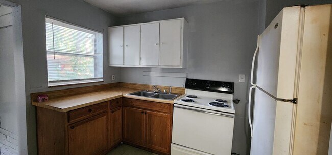 Building Photo - 2/1 St Pete Single Family Home !/ Move in before 5/1 get JUNE RENT FREE !!