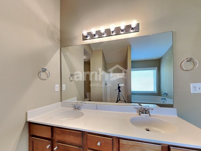 Building Photo - 5655 Livingston Ct