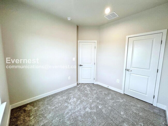 Building Photo - PROMO: Get $500 Off First Full Month’s Rent!/3 Bed/2.5 Bath Townhome with Garage / Available Now!