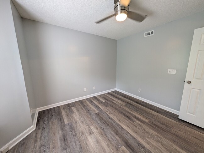 Building Photo - 132 Rivertree Ln