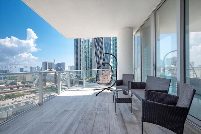 Building Photo - 851 NE 1st Ave