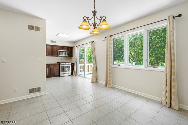 Building Photo - 6-06 Cross Meadows