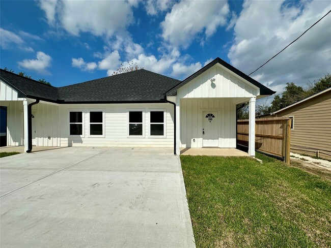 Building Photo - 243 Broadhurst Dr