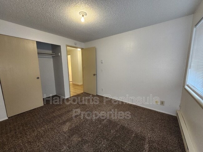 Building Photo - 45 NE Torval Canyon Rd