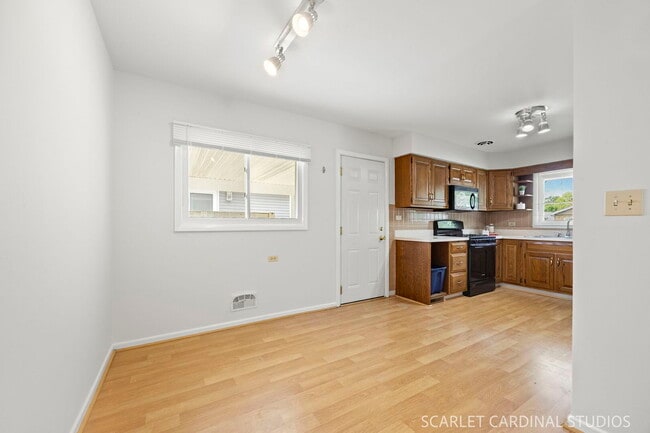 Building Photo - 569 S Park Rd