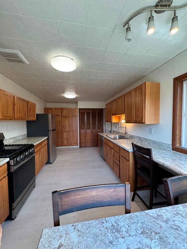 Building Photo - 4 Bedroom House in Henley School District