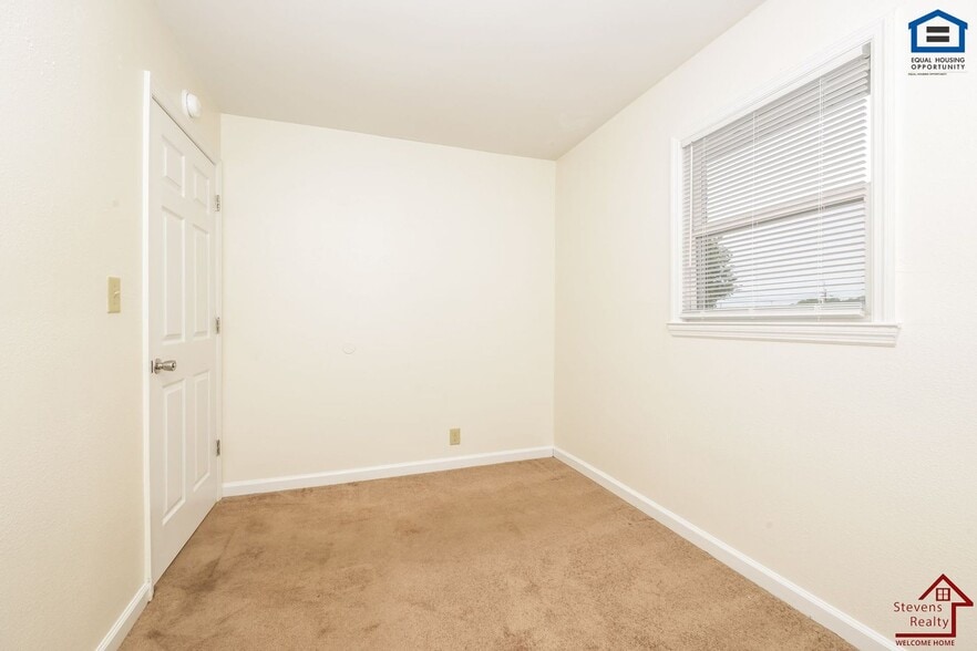 Building Photo - 702 Couch St