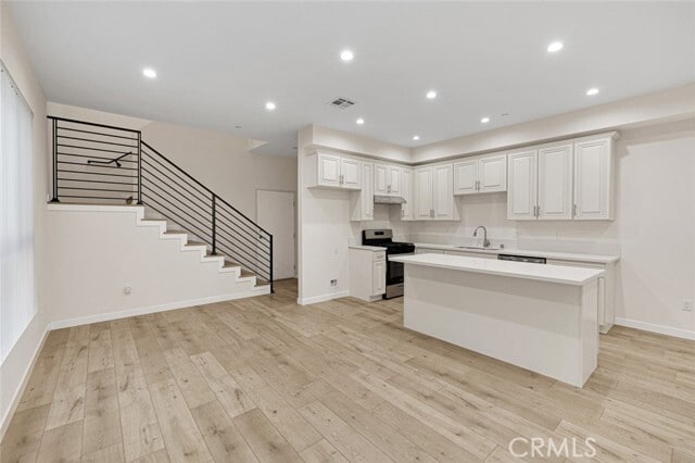 Building Photo - 569 E Cypress Ave