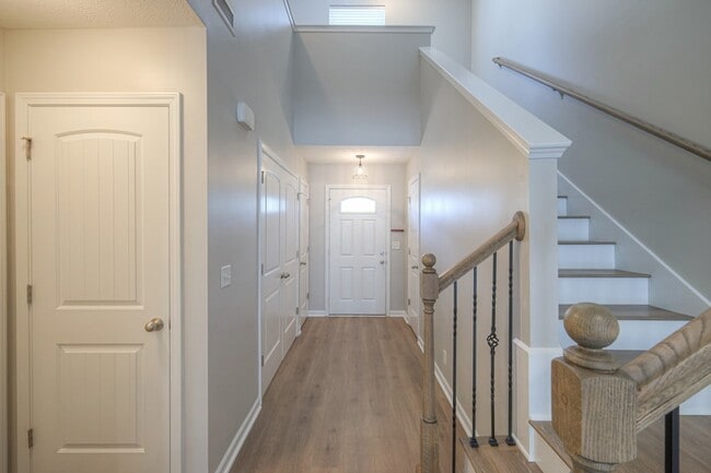 Building Photo - 911 Dahlia Dr