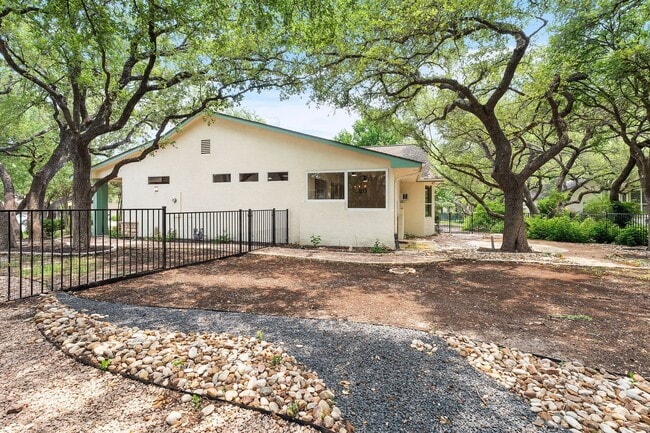 Building Photo - 104 Bronco Cir