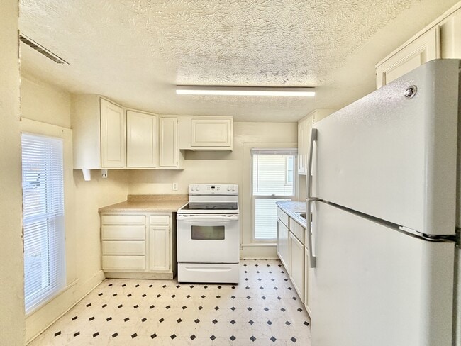 Building Photo - 809 Rockport Rd