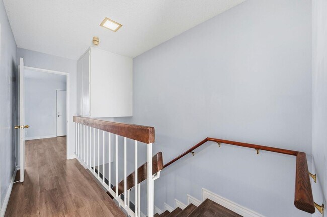 Building Photo - 267 S Ventura Rd