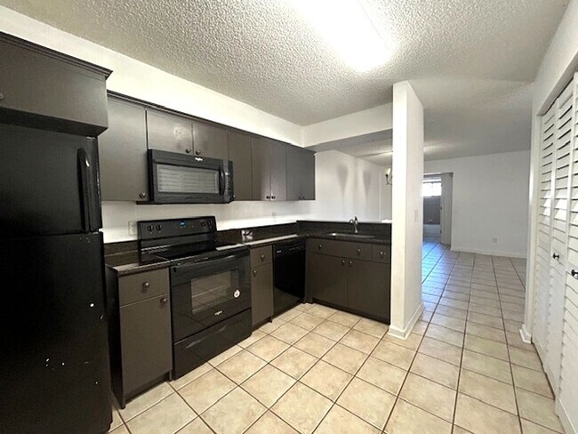 Building Photo - Great Location!  Split floorplan 2/2!  Private Patio!