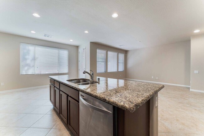 Building Photo - Spacious Modern Home!