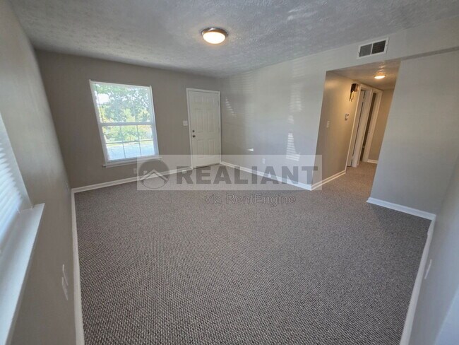 Building Photo - 364 E Tiverton Way