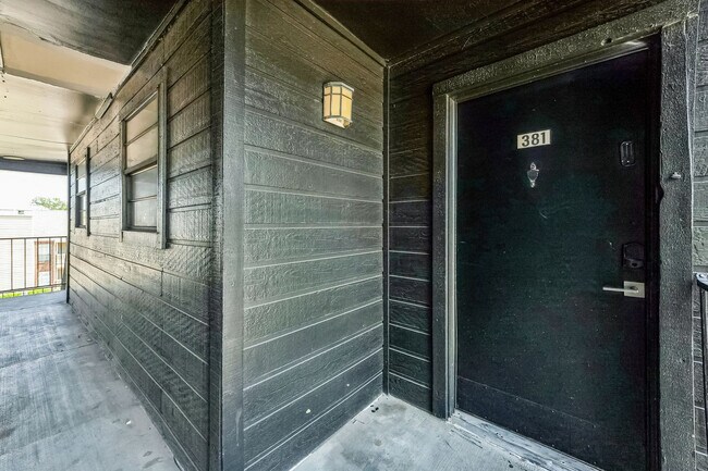 Building Photo - 2545 Thomason Cir
