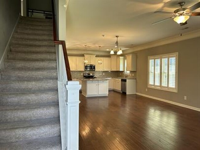 Building Photo - Stunning Pet-Friendly Home with Spacious L...