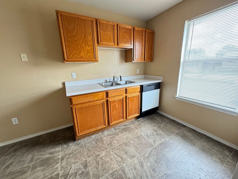 Building Photo - 1601 Cedarhill Dr