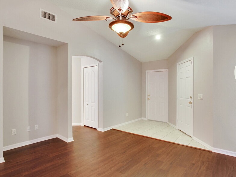 Building Photo - 926 Lake Shore Ranch Dr