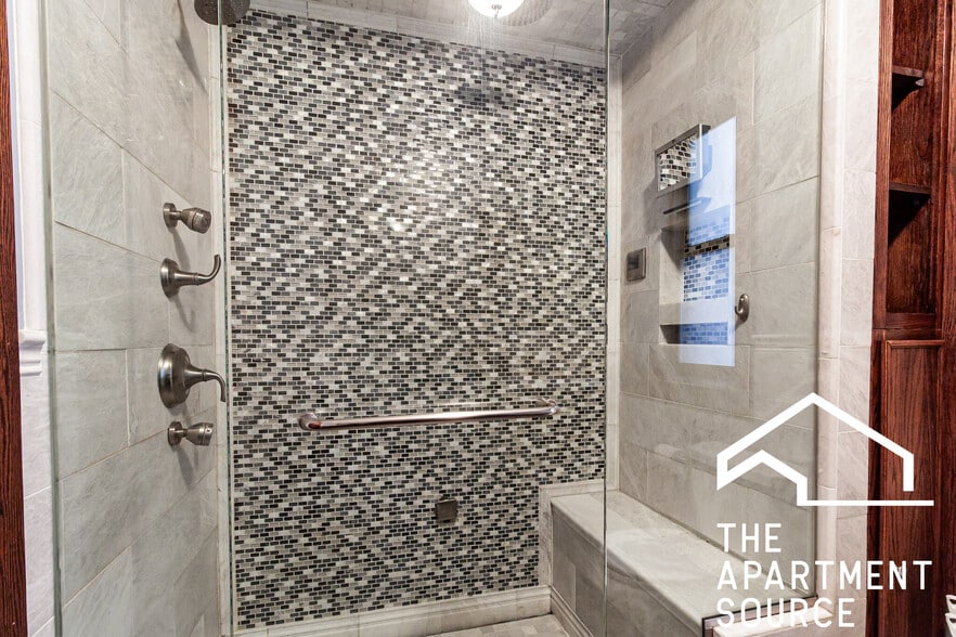 Building Photo - 1019 W Oakdale Ave