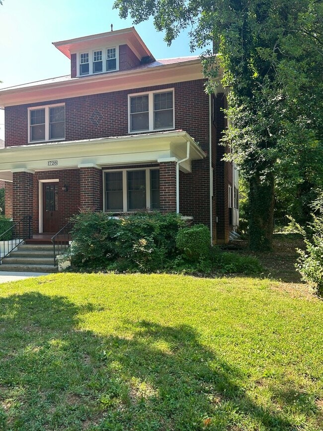 Primary Photo - 2 Blocks from Grandin Village - Immaculate...
