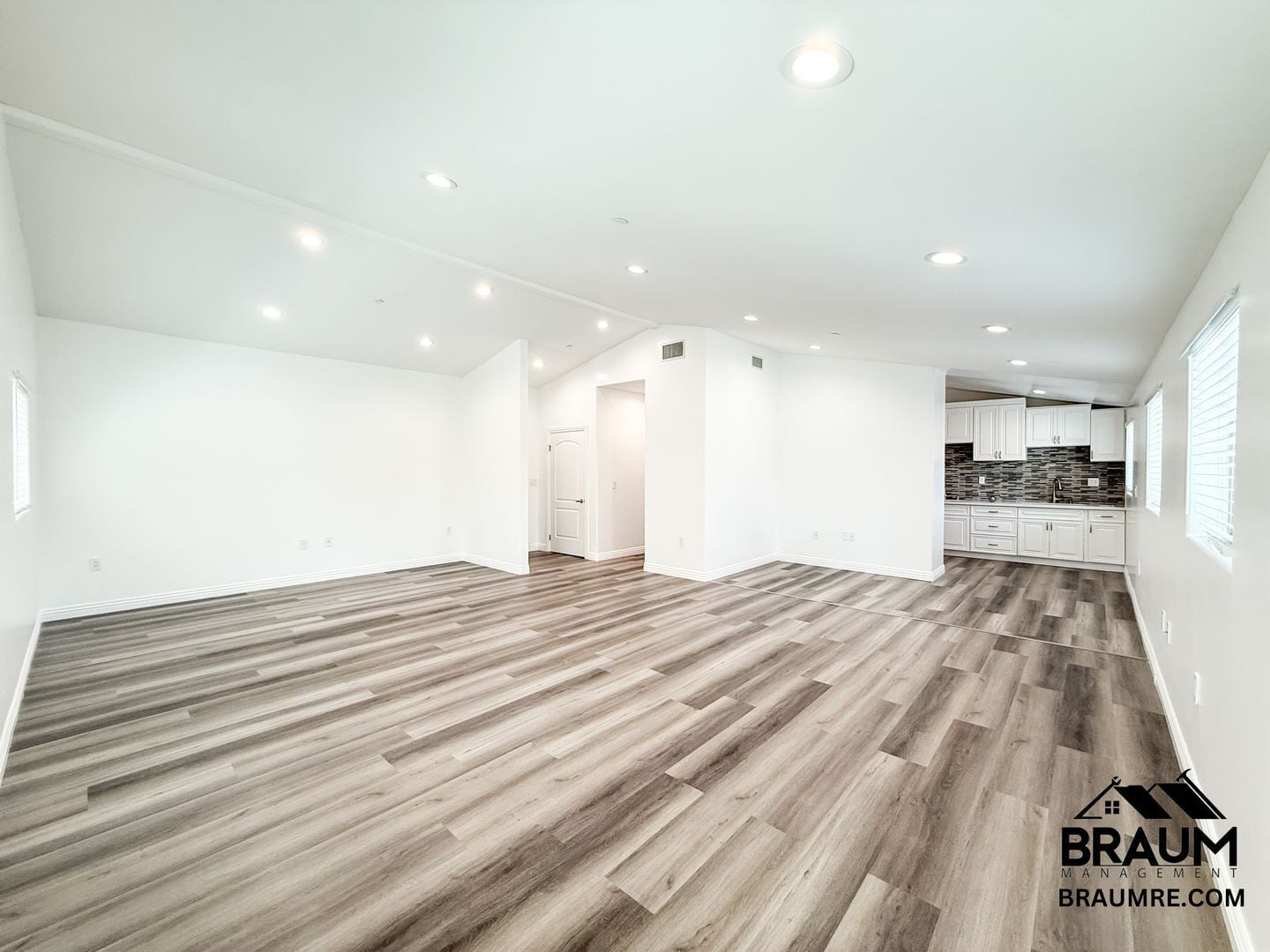 Building Photo - 1109 La Peer Dr
