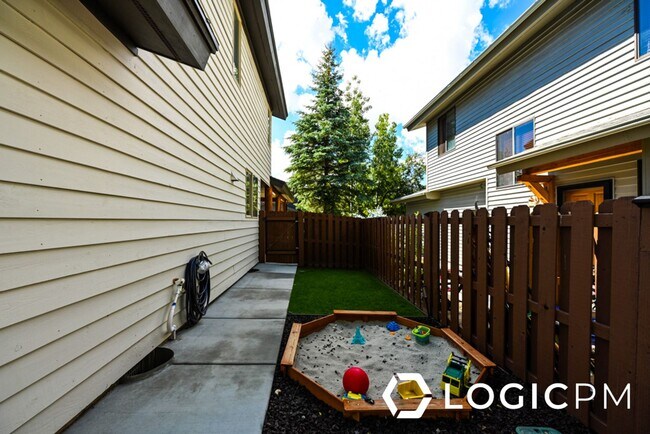 Building Photo - 1034 Lincoln Ln