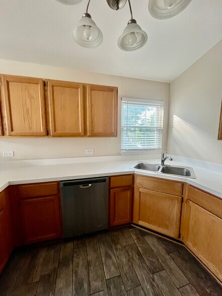 Building Photo - 1123 Bristol Ct