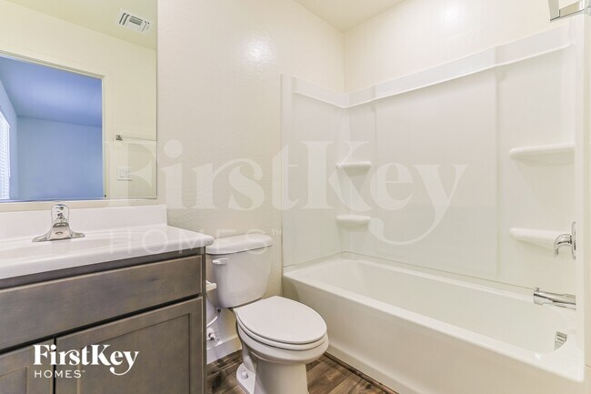 Building Photo - 1032 W 20th St