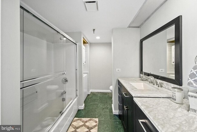 Building Photo - Beautifully renovated contemporary condo