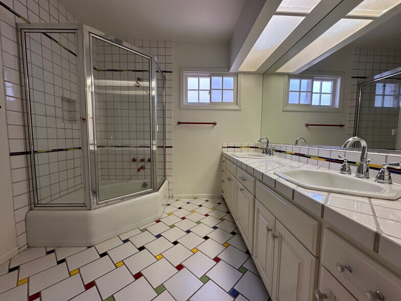 Building Photo - Rare Sherman Oaks Lease | 4beds + 3baths + Large Office in a tree lined street with a large yard,...