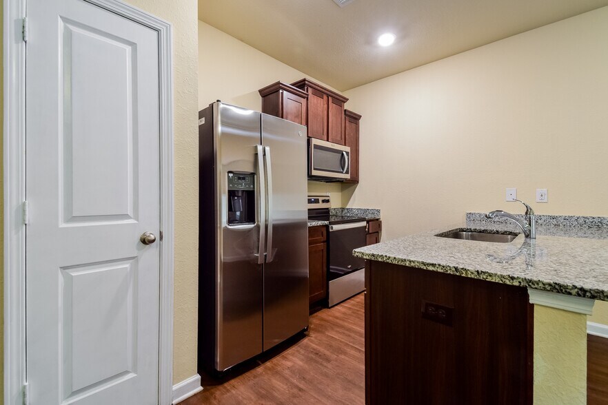 Building Photo - 606 Highwood Ln