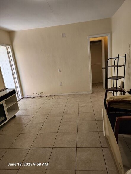 Building Photo - 831 SW 31st Ct