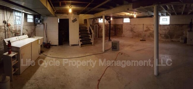 Building Photo - 556 Leonard St NE