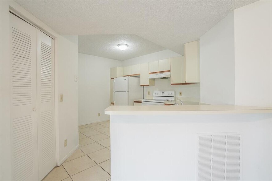 Building Photo - 9033 Wiles Rd