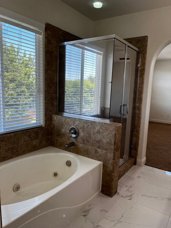 Building Photo - Executive 4 Bedroom, 2.5 Bathroom 2100 Sqf...