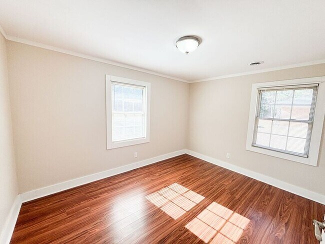 Building Photo - 14 Laurie St